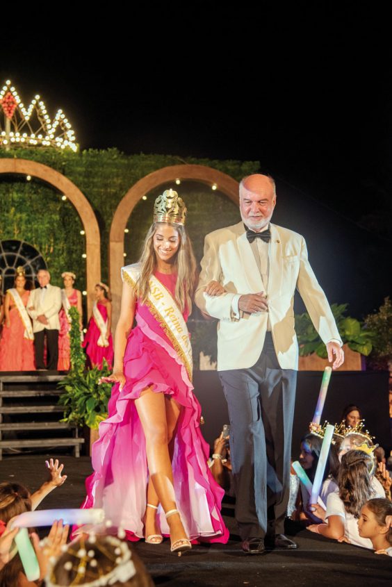 Aitana Guanes, Reina del Lago, acompañada por Luis Callizo López Moreira, presidente del club.