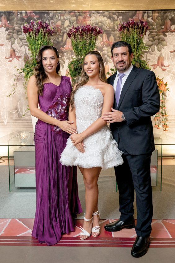 Mica con sus padres, Silvia Meyer y Juan José Arnold.