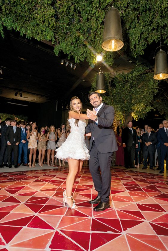 Mica junto a su padre