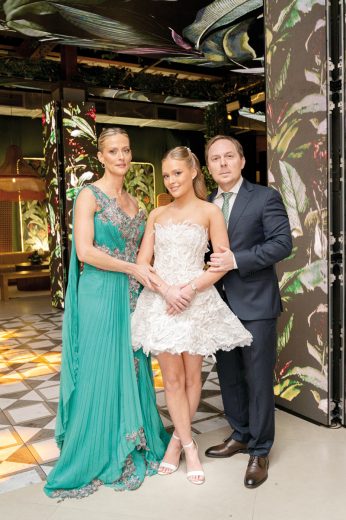 La agasajada junto a sus padres, Mariángela Dioverti Bordón y Federico Abente Romaschka.