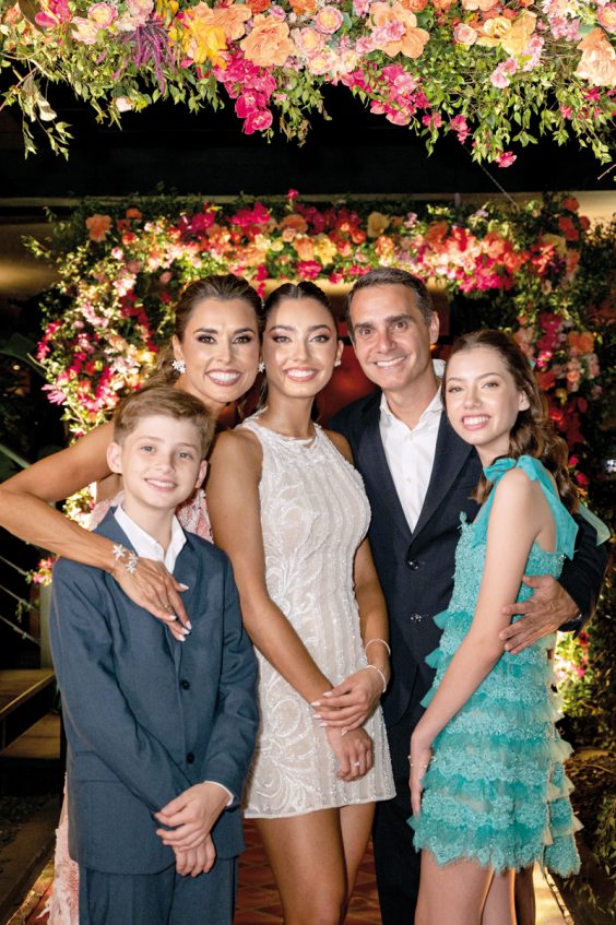 Cynthia López y Saúl Ortiz con sus hijos, Santiago, Paulina y Montserrat.